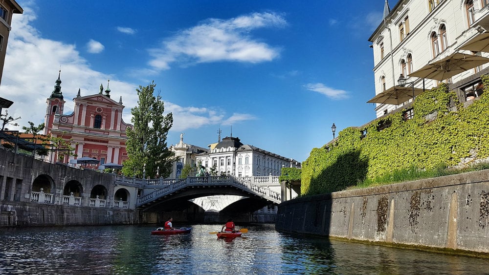 Slovenija u ponedeljak ukida kovid potvrde 1