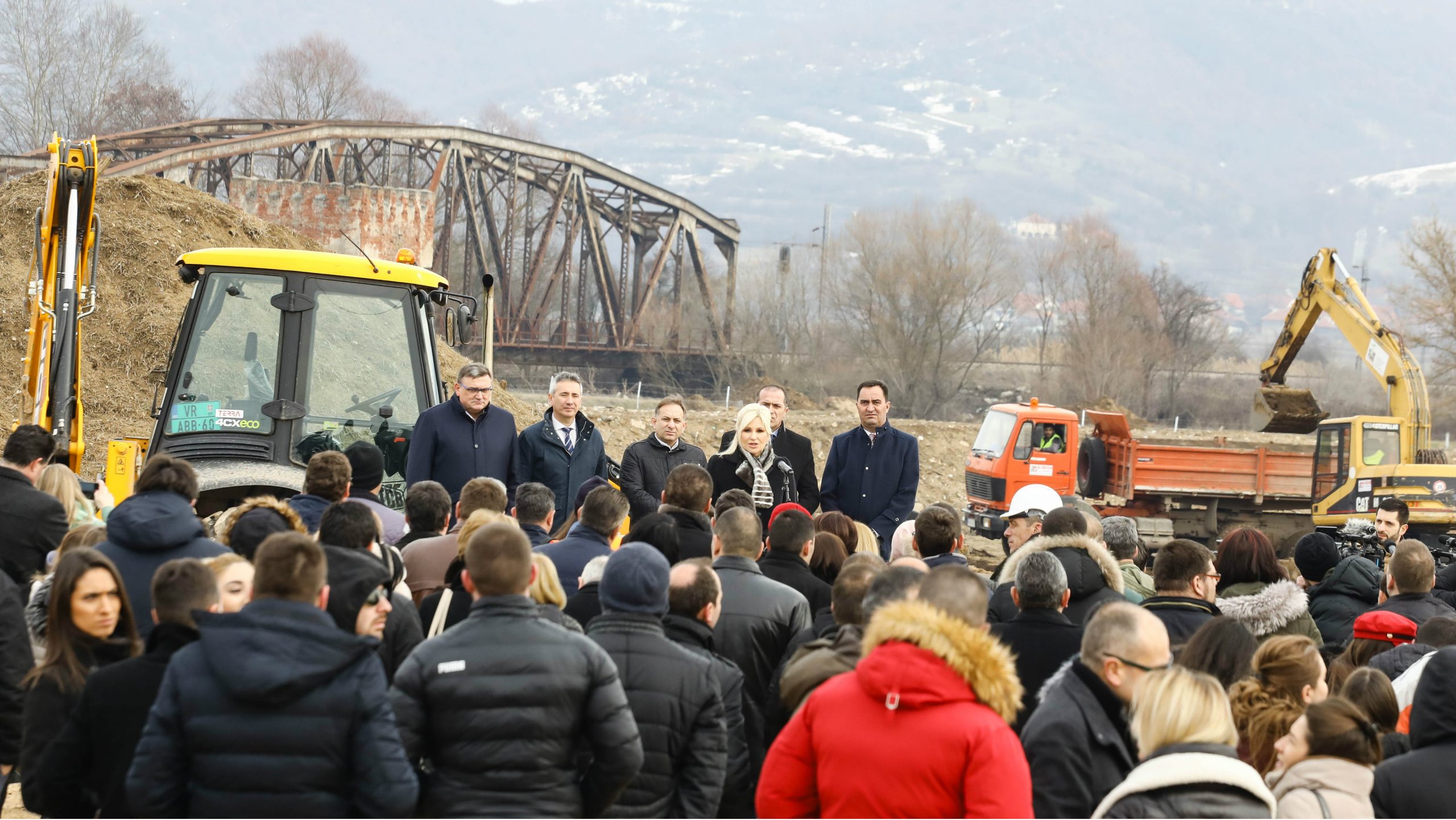 Prali ulice pred dolazak ministarke Mihajlović, "okupali" novinarku JUGpressa 1