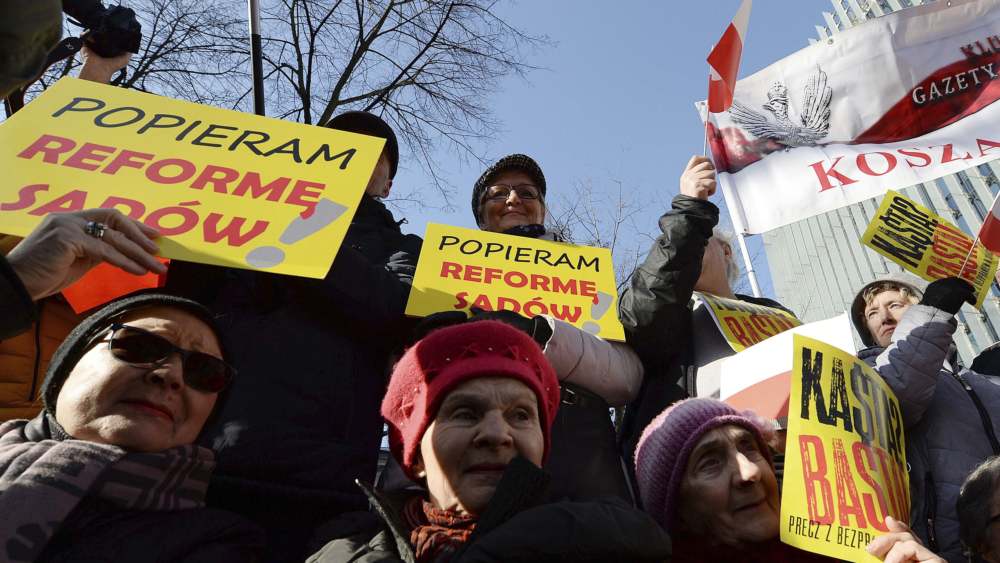 U Varšavi skup podrške vlastima posle izmene pravosudnog sistema 1