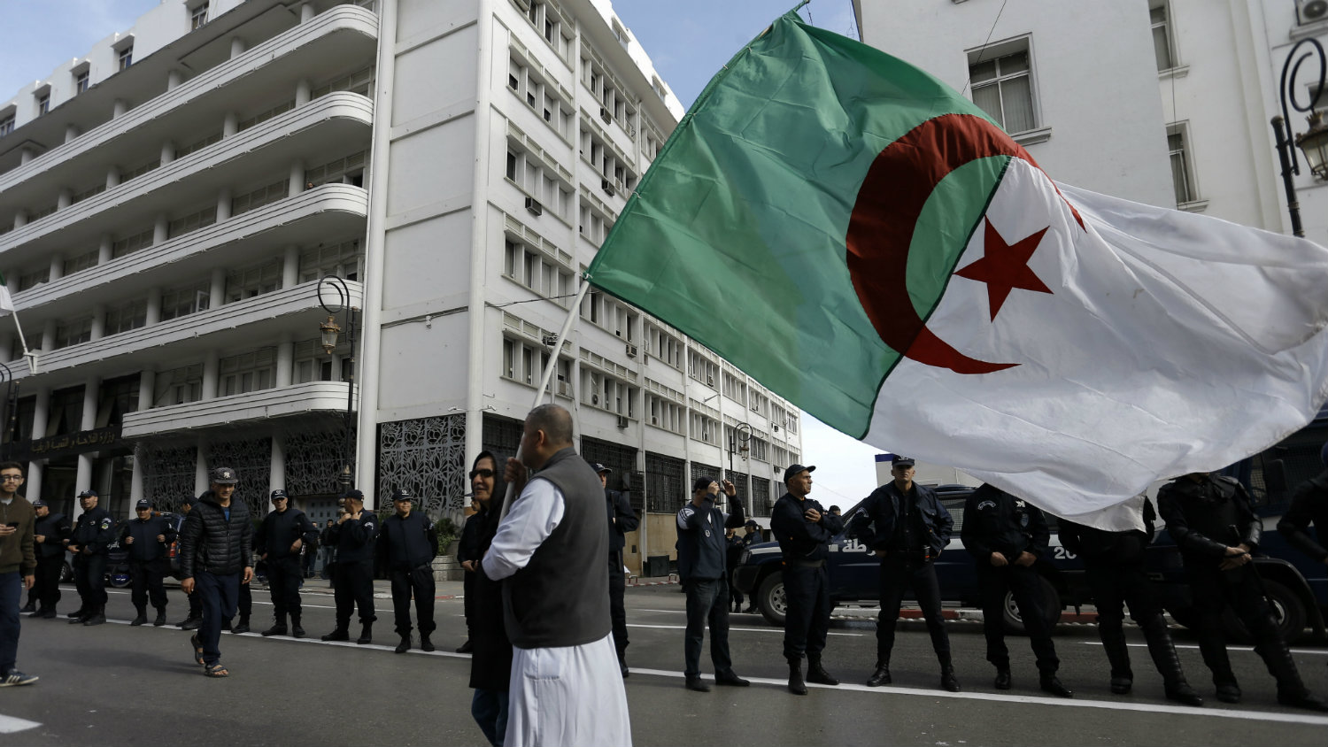 Hiljade ljudi na ulicama na prvoj godišnjici protesta u Alžiru 1
