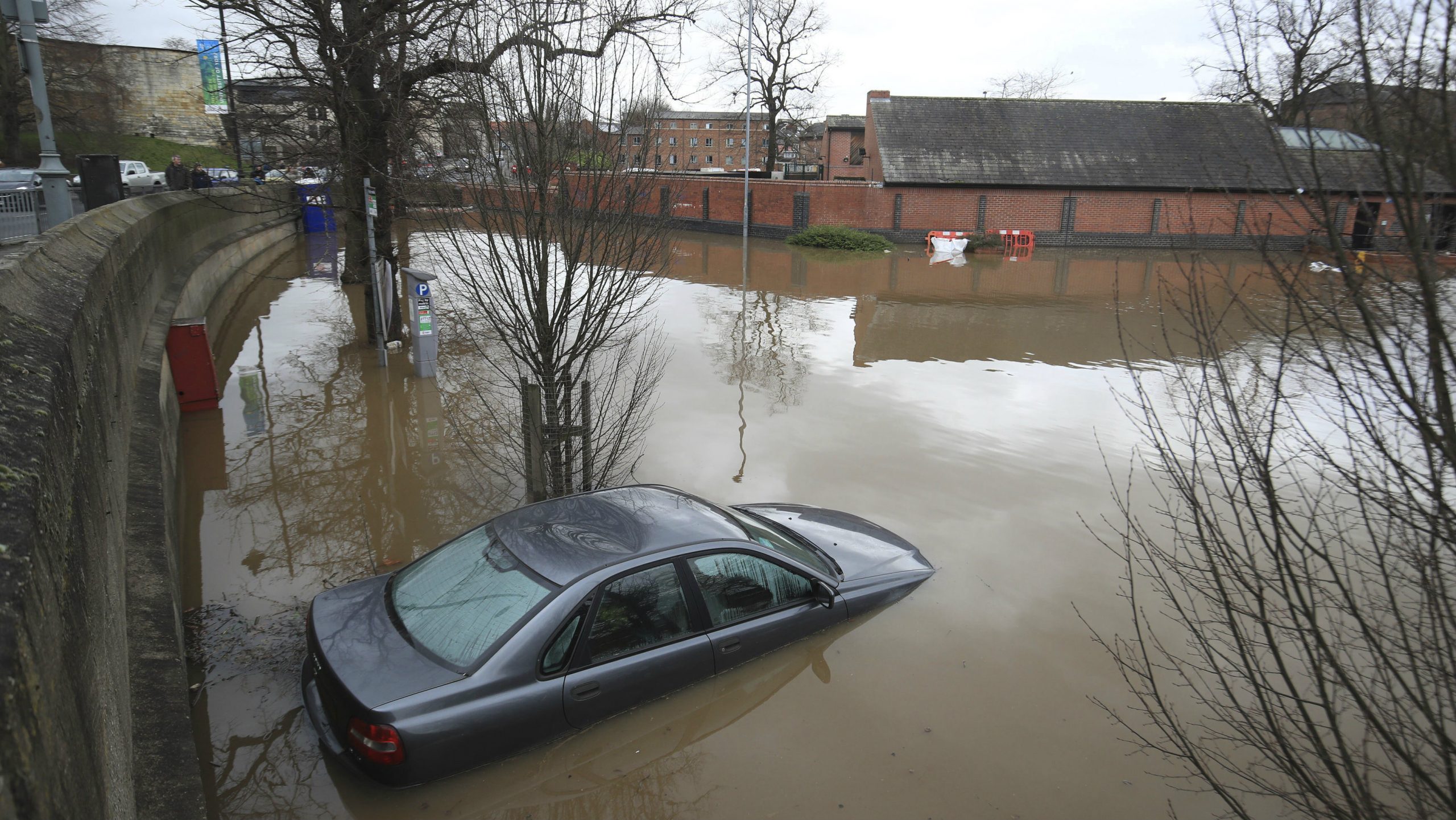 Britanija izdala nova upozorenja zbog poplava, oluja i dalje hara 1