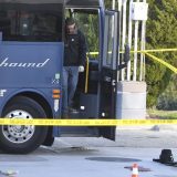 Žena ubijena, pet osoba ranjeno u oružanom napadu u autobusu u SAD 15