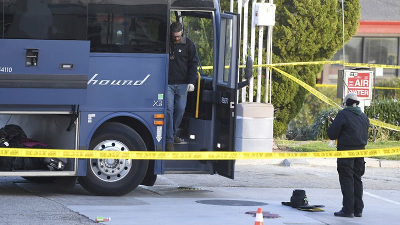 Žena ubijena, pet osoba ranjeno u oružanom napadu u autobusu u SAD 1