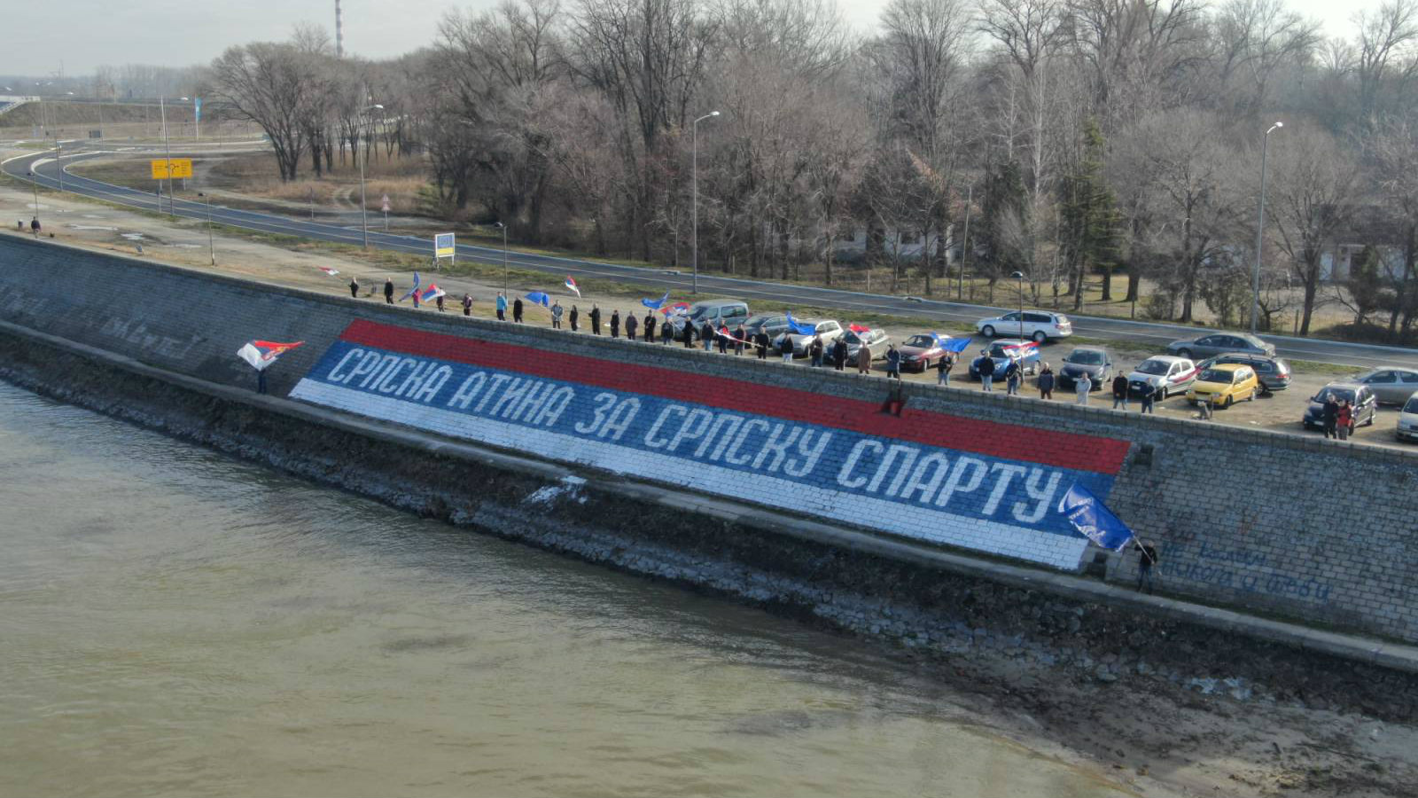 Novi Sad: Radikali na keju ispisali grafit u bojama srpske trobojke, širine 45 metara 1