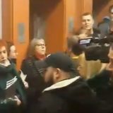 Radikali napali Natašu Kandić i aktiviste NVO u Opštini Stari grad (VIDEO) 11