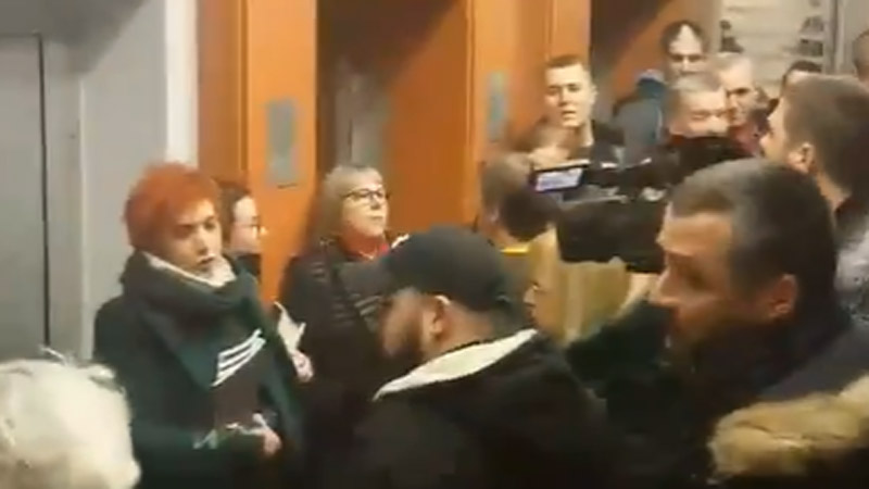 Radikali napali Natašu Kandić i aktiviste NVO u Opštini Stari grad (VIDEO) 1