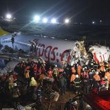 Avion skliznuo sa piste u Istanbulu, trup se raspao na tri dela, jedna osoba poginula 15