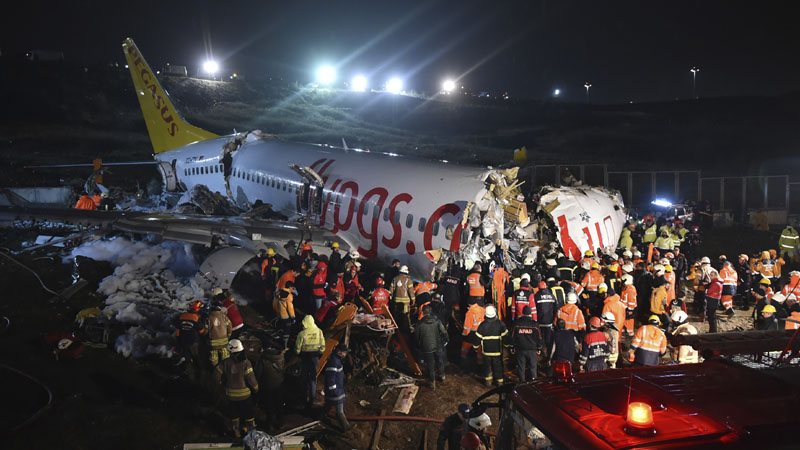 Avion skliznuo sa piste u Istanbulu, trup se raspao na tri dela, jedna osoba poginula 1