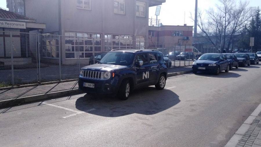 Oštećen službeni automobil N1 televizije u Nišu 1