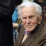 Kirk Daglas većinu bogatstva ostavio humanitarnim organizacijama 13