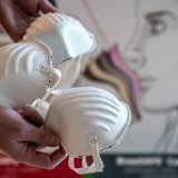 Ljubazni robot u Japanu podseća ljude da nose masku 4