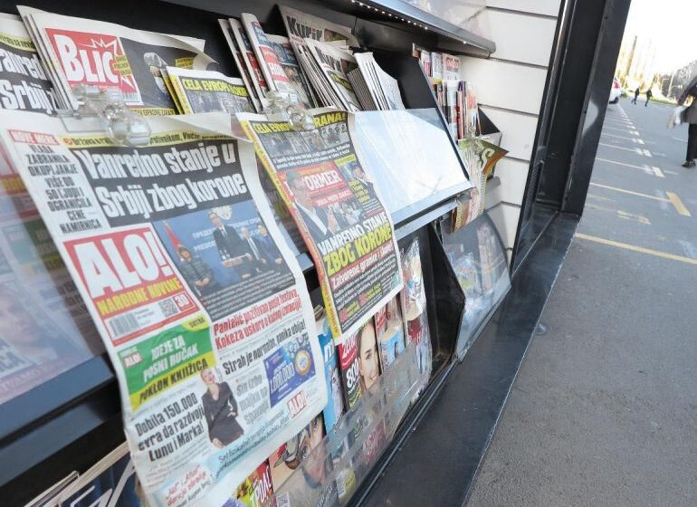 Istraživanje: Svaka šesta vest sa naslovnica dnevnih listova u Srbiji lažna 1