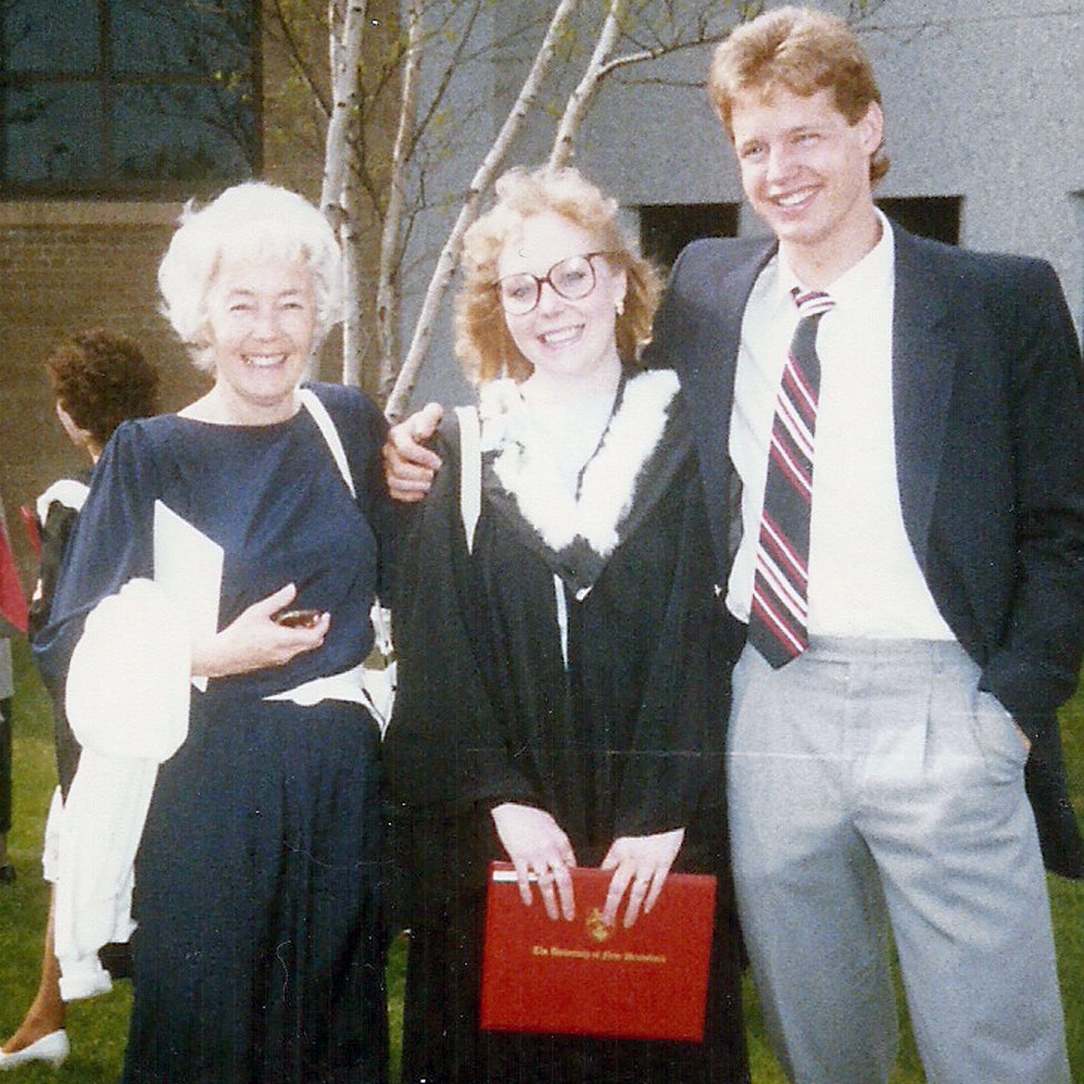 Detinjstvo obeleženo tajnama: „Priča o neobičnom svetu koju su me upozorili nikom da ne pričam“ 3 With her mum and brother on her graduation day from the University of New Brunswick in 1987