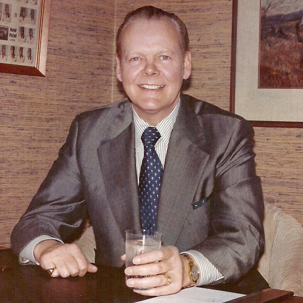 Detinjstvo obeleženo tajnama: „Priča o neobičnom svetu koju su me upozorili nikom da ne pričam“ 4 Warren Dakin