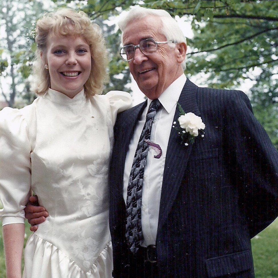 Detinjstvo obeleženo tajnama: „Priča o neobičnom svetu koju su me upozorili nikom da ne pričam“ 8 On her wedding day in 1990 with Stan, who gave her away