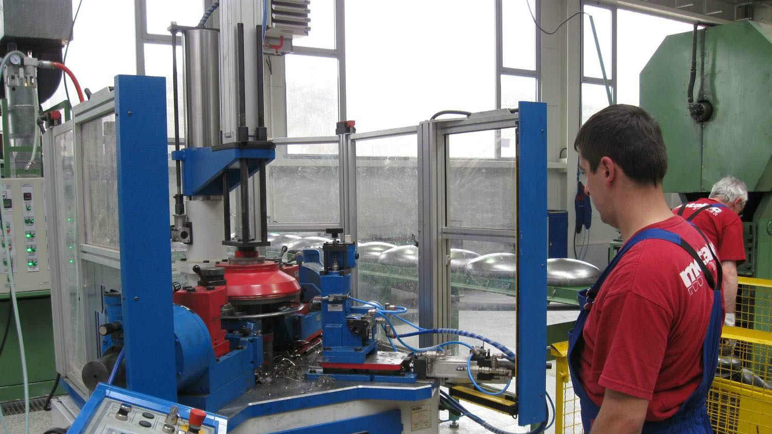 Fabrike ubrzano menjaju poslovanje da zaštite radnike 1