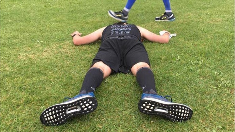 Korona virus i društveni život u Srbiji: „Nema rukovanja i ljubakanja po ulici“ 2 Trkač odmara na travi