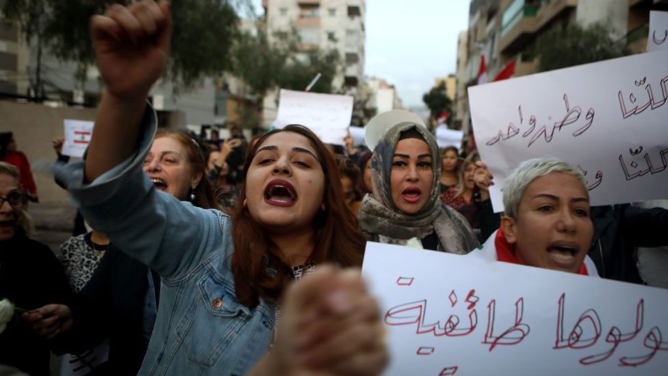 ženщinы na demonstracii