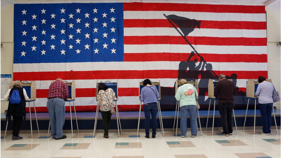 Glasači na biračkom mestu u osnovnoj školi u Česterfild Kauntiju u Virdžiniji