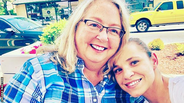 „Černobilj me je pretvorio u siroče, ali ne dozvoljavam da me to zaustavi“ 5 Oksana s majkom