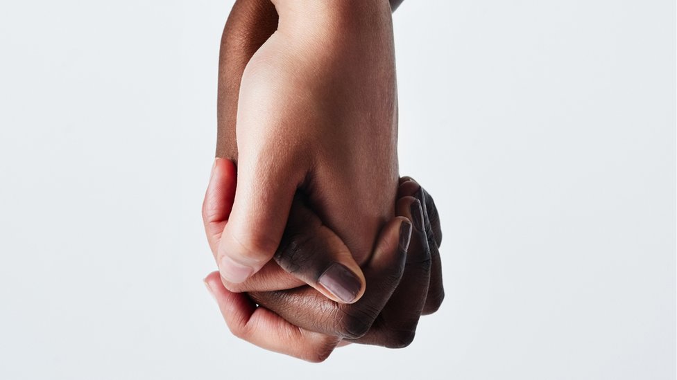 Porodica, deca i LGBT prava: „Kako sam se udala za majku“ 2 Žene se drže za ruke