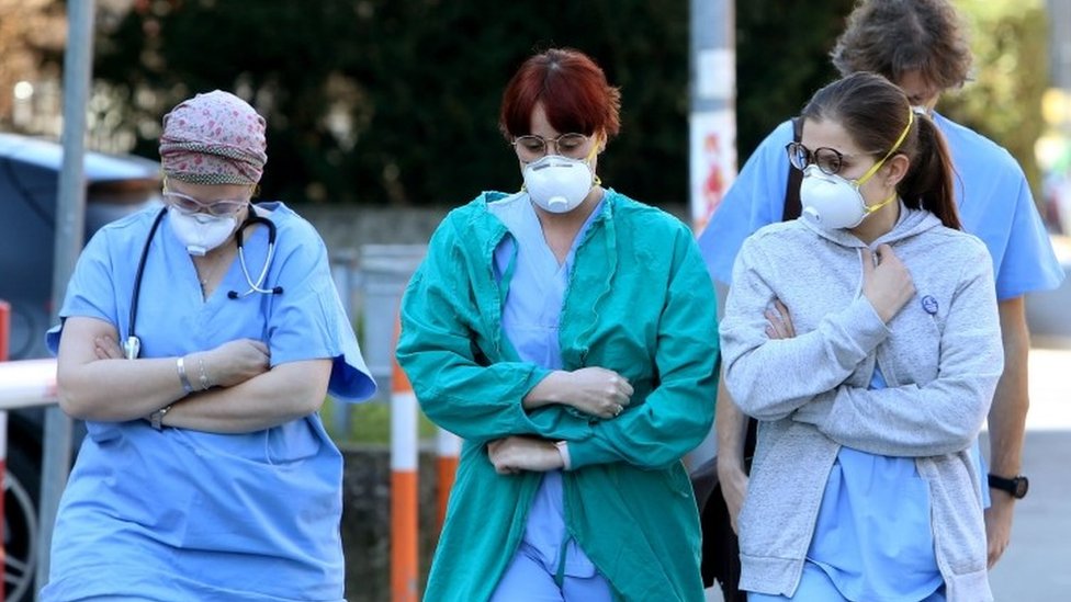 Korona virus i Srbija: U Srbiju stigli novi respiratori, otvoren prihvatni kamp 4 People and health workers wear protective face masks outside the hospital in Padua, Veneto region