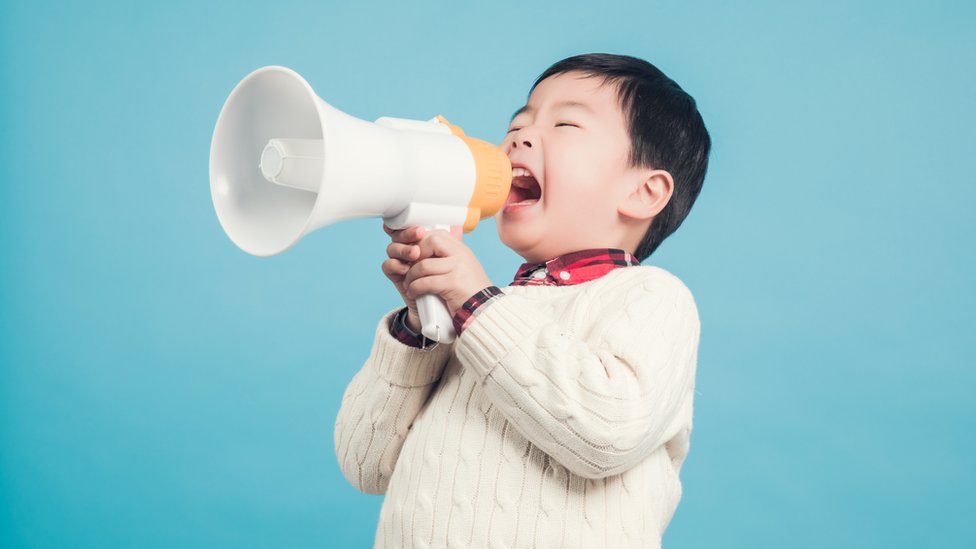 Da li razmišljamo drugačije na različitim jezicima 5 Dečko sa megafonom