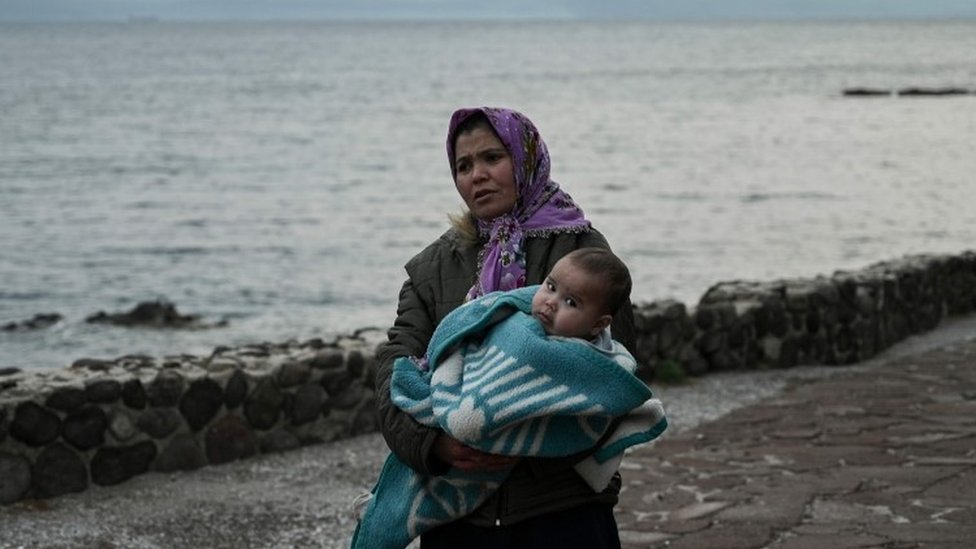 Majka nosi dete na ostrvu Lezbos