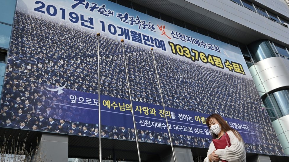 Korona virus: Tužba za ubistvo u Južnoj Koreji zbog širenja zaraze novi slučaj u Hrvatskoj 1 A woman wearing a face mask walks in front of the Daegu branch of the Shincheonji Church of Jesus, 27 February 2020