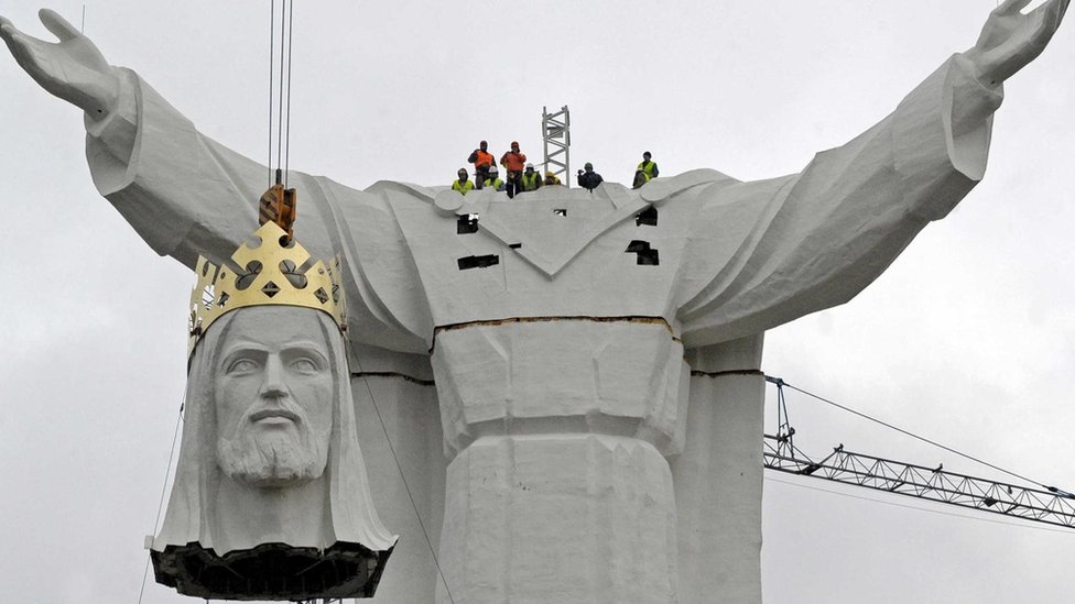 Bogovi sutrašnjice: Kako izgleda budućnost religije 1 Verovanje u „Velike Bogove" omogućilo je formiranje društava sastavljenih od stranaca