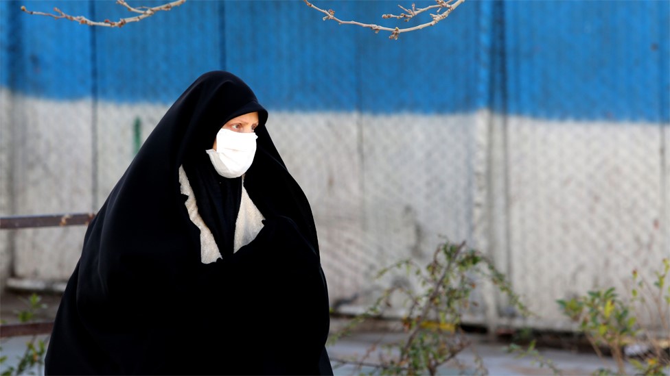Korona virus: Iran privremeno oslobodio 54.000 zatvorenika, u Italiji se smanjuje broj novih slučajeva 1 A woman wearing a face mask walks down a street in Tehran (2 March 2020)