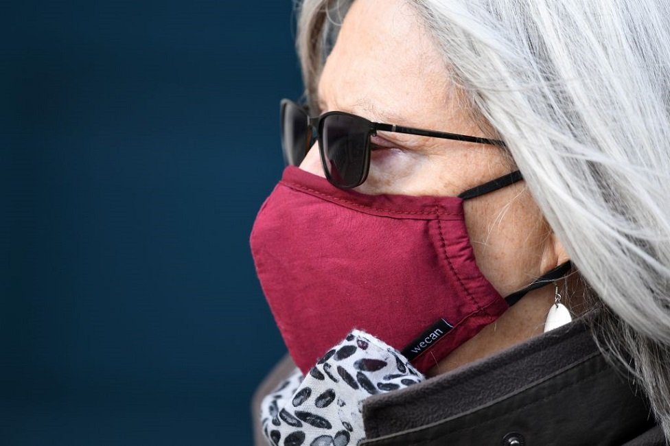 Korona virus: Italija razmatra zatvaranje škola, prvi slučajevi u Argentini i Čileu 1 Žena sa maskom