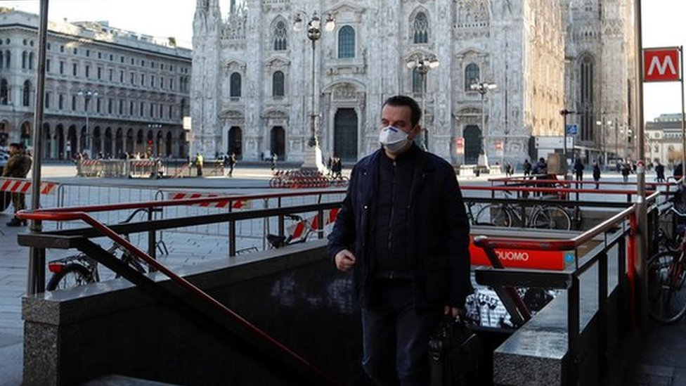 Korona virus: Broj smrtnih slučajeva u Italiji porastao na 107, zatvorene škole i fakulteti 1 Čovek sa maskom ispred milanskog Duoma