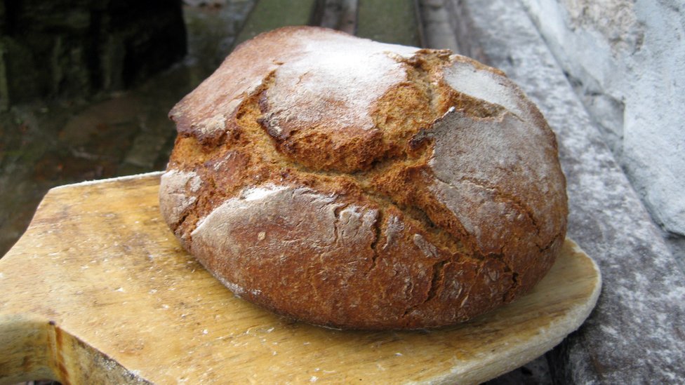 U Crnoj Gori se hleb baca jer trgovci vole da su rafovi - puni, plaćaju potrošači 1 U Crnoj Gori se hleb baca jer trgovci vole da su rafovi - puni, plaćaju potrošači 1