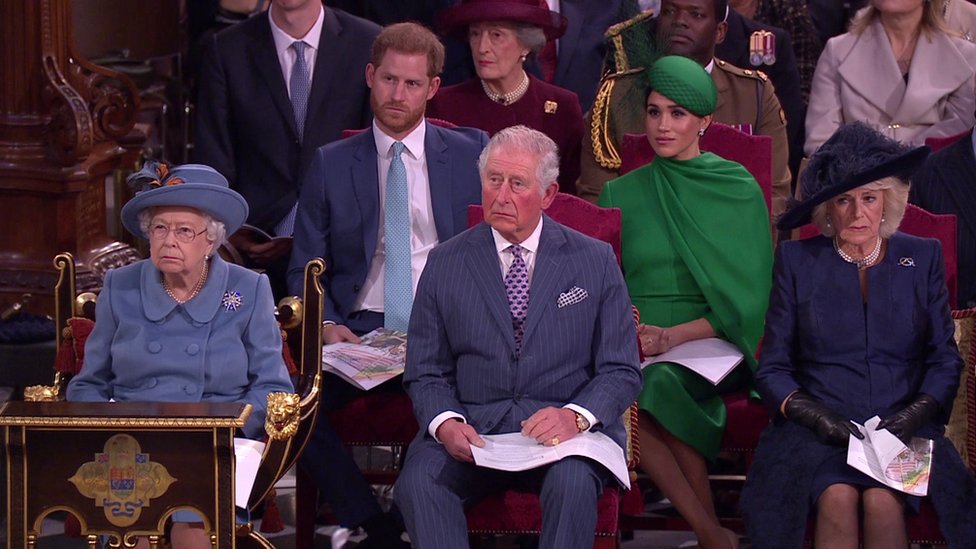 Kraljica je sedela pored princa Čarlsa i Kamile, ispred Saseksa