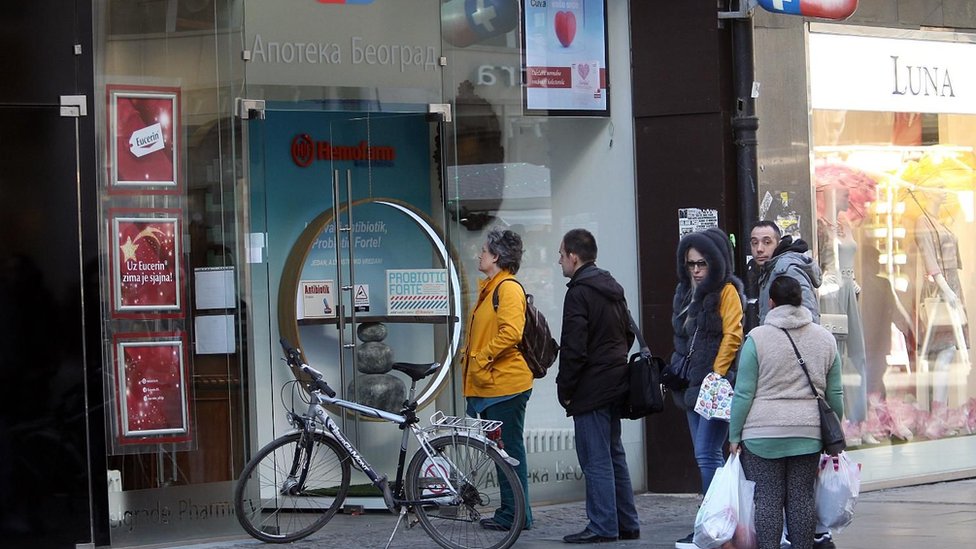 Korona virus i Srbija: Zabrana kretanja tokom noći, za starije od 65 godina u potpunosti, ukupno 72 zaraženih 3 Red ispred apoteke u Beogradu