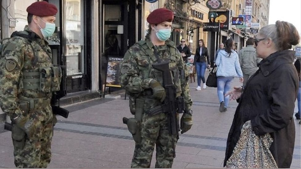 Vojnici sa maskama i žena u Kneѕ Mihajlovoj, mart 2020. godine, drugi dan vanrednog stanja