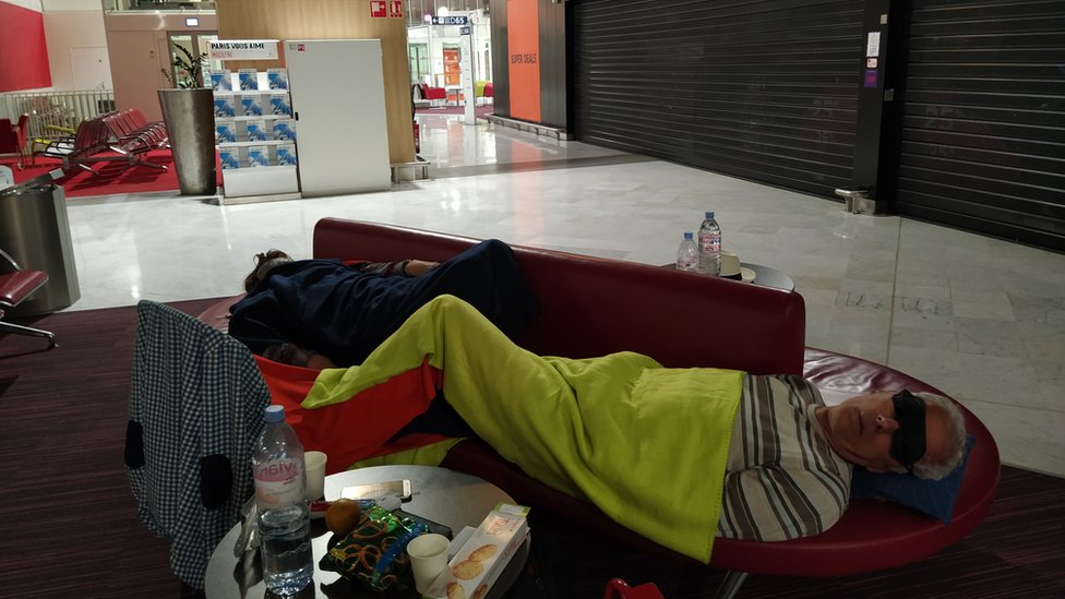 Korona virus: Povratak u Srbiju - od čekanja na aerodromu do samoizolacije 2 aerodrom srbi zarobljeni korona