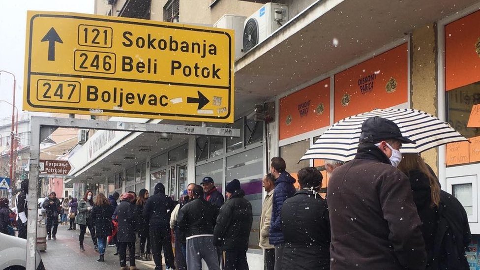 Korona virus: Druga žrtva u Severnoj Makedoniji, Evropa se bori kako da ljude zadrži u kućama 2 redovi