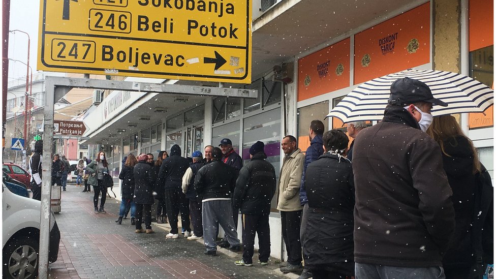 Ljudi čekaju pred bankom u centru Knjažnjevca, mart 2020.