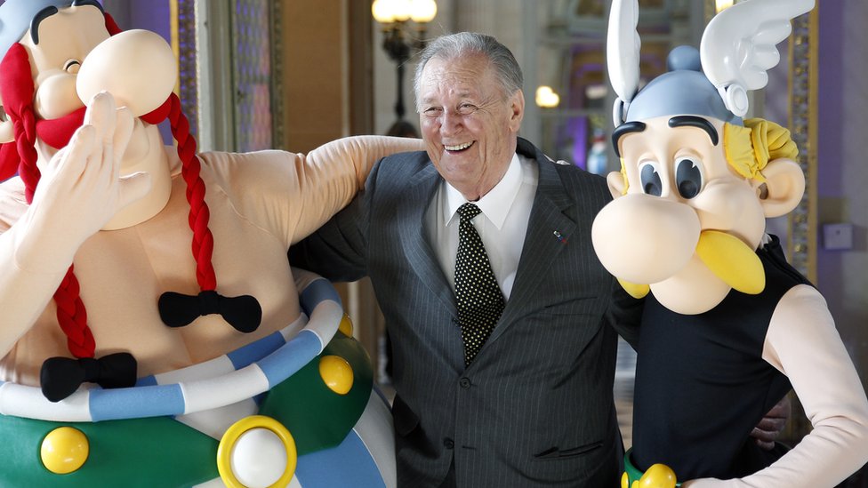 Preminuo crtač Alber Uderzo: „Generacije će nastaviti da odrastaju uz Asteriksa“ 1 Alber Uderzo u društvu Asteriksa i Obeliksa