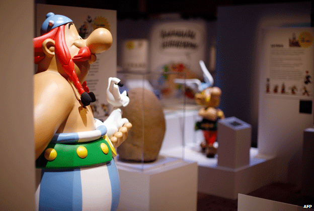Preminuo crtač Alber Uderzo: „Generacije će nastaviti da odrastaju uz Asteriksa“ 3 Models of (from left) Obelix, Idefix and Asterix at the Bibliotheque nationale de France, 9 October 2013
