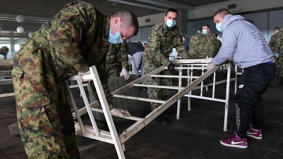 Korona virus: Broj zaraženih u regionu raste, u Španiji najviše preminulih u jednom danu 3 Pripadnici vojske na Beogradskom sajmu