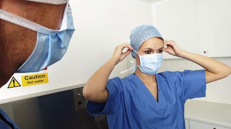 Korona virus: Sedam novih smrtnih slučajeva, najteži dan za Srbiju 3 sestra s maskom