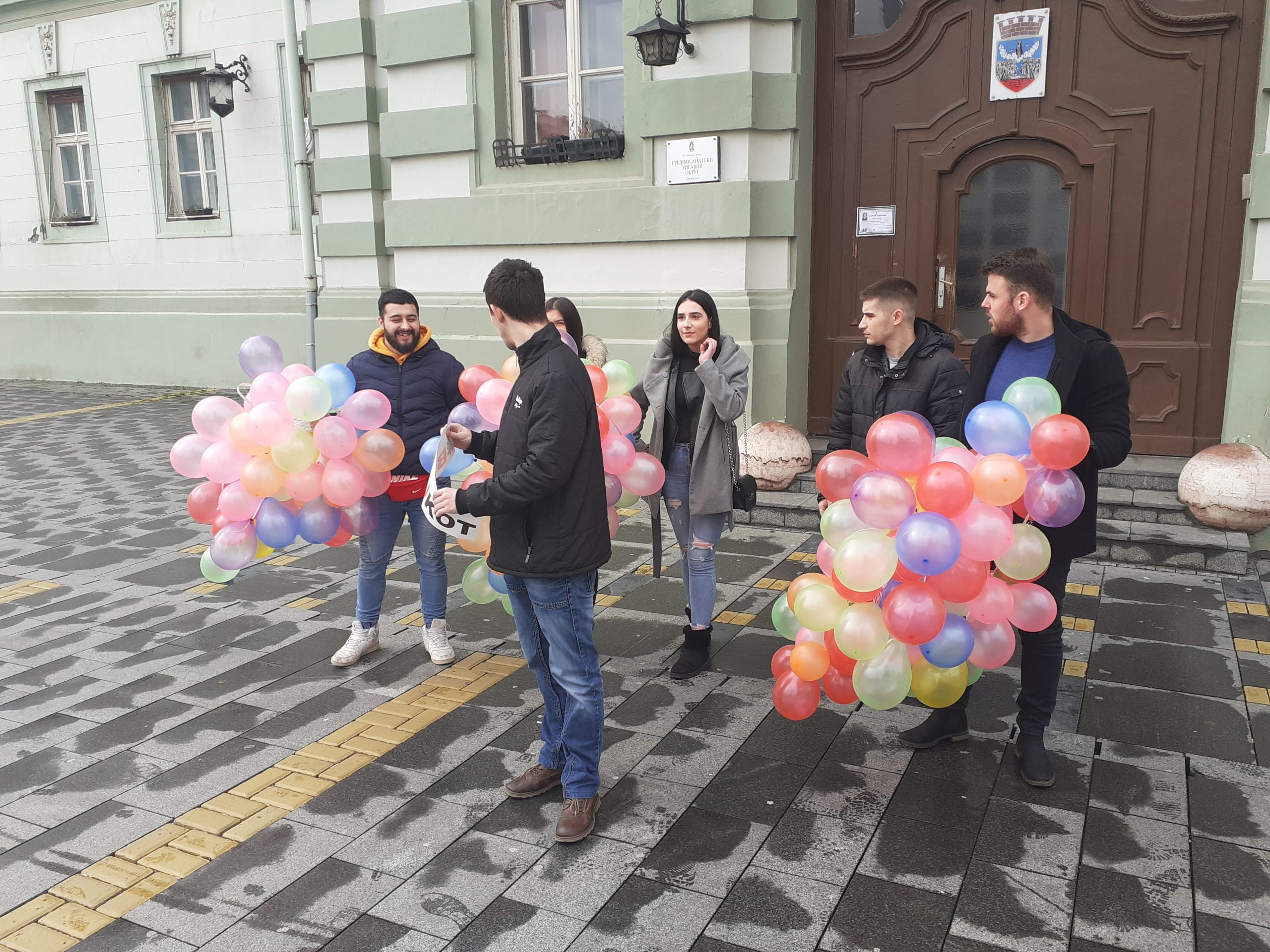 Mladi SSP izveli akciju "150 balona za 150 ljudi koji napuste Zrenjanin i Srbiju" 1