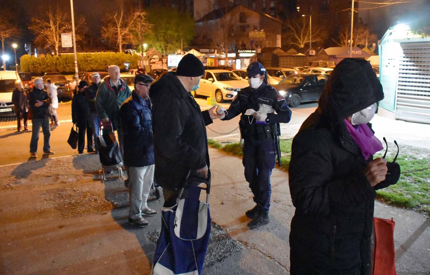 Stefanović obišao prodavnice i zahvalio najstarijim sugrađanima na poštovanju reda 2