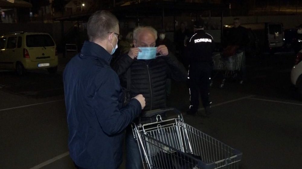 Stefanović obišao prodavnice i zahvalio najstarijim sugrađanima na poštovanju reda 1