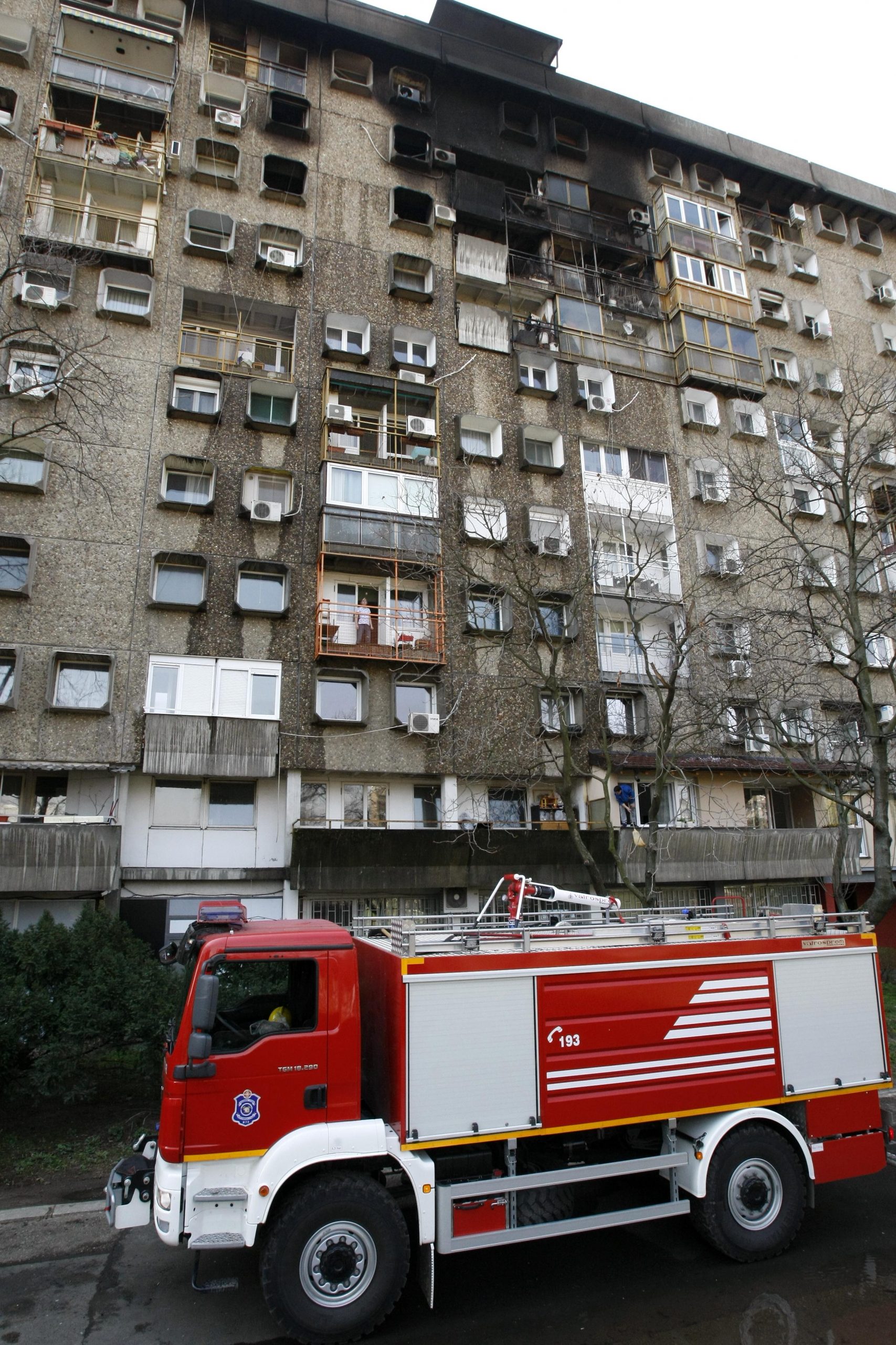 U požaru u Baču izgorela stambena zgrada, 20 porodica ostalo bez doma 1