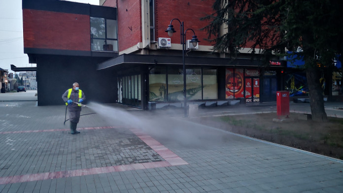 Svakodnevna dezinfekcija svih javnih površina u Kladovu 1
