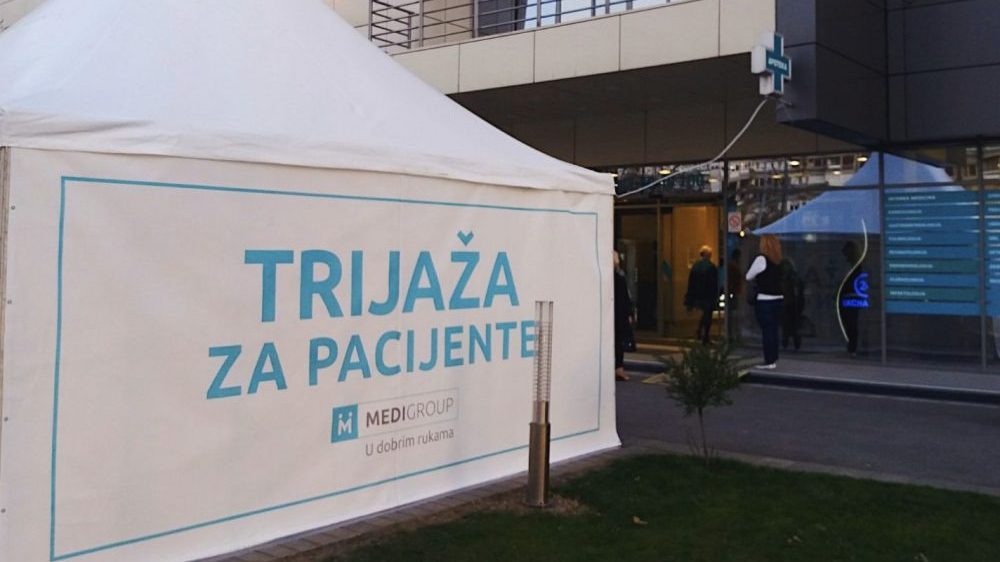 Trijaža pacijenata ispred privatne bolnice u Beogradu 2